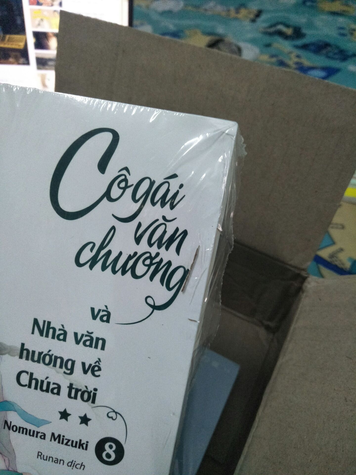 Tập này hình như hơi cũ một xíu. bị rách bọc một xíu, có 1 cọng chổi quét nhà ở trong bọc