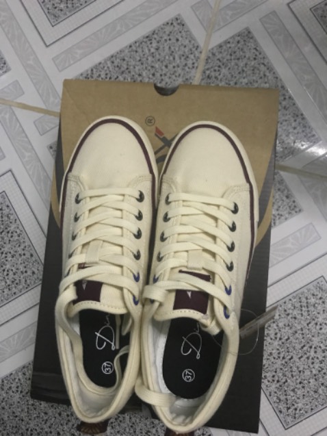 Giày xinh lắm nha, vải dày, đế hơi cứng nhưng lót giày rất êm. Kiểu dáng basic, thon gọn, màu kem nên dễ mang cũng như phối đồ. Mà dây giày hơi dài nhen, vướng víu dễ bị xổ dây á. Mình chọn đúng size (Converse và Bitis Hunter mình đều mang 37) vì cũng không thích mang rộng, thích mang vừa thôi :3. Bạn nào mua thì mình nghĩ cũng nên chọn đúng size, vì mang rộng dễ bị nhấc gót á (phần này Dincox nên cải thiện thiết kế nè). Tổng thiệt hại là 372k, quá ổn cho một đôi giày local brand như này. Đây là đôi mà cá nhân mình thấy có thiết kế đẹp nhất cho tới hiện tại của Dincox. Mình sẽ quay lại ủng hộ nếu Dincox có thêm các sản phẩm xuất sắc hơn. Cảm ơn Dincox :3