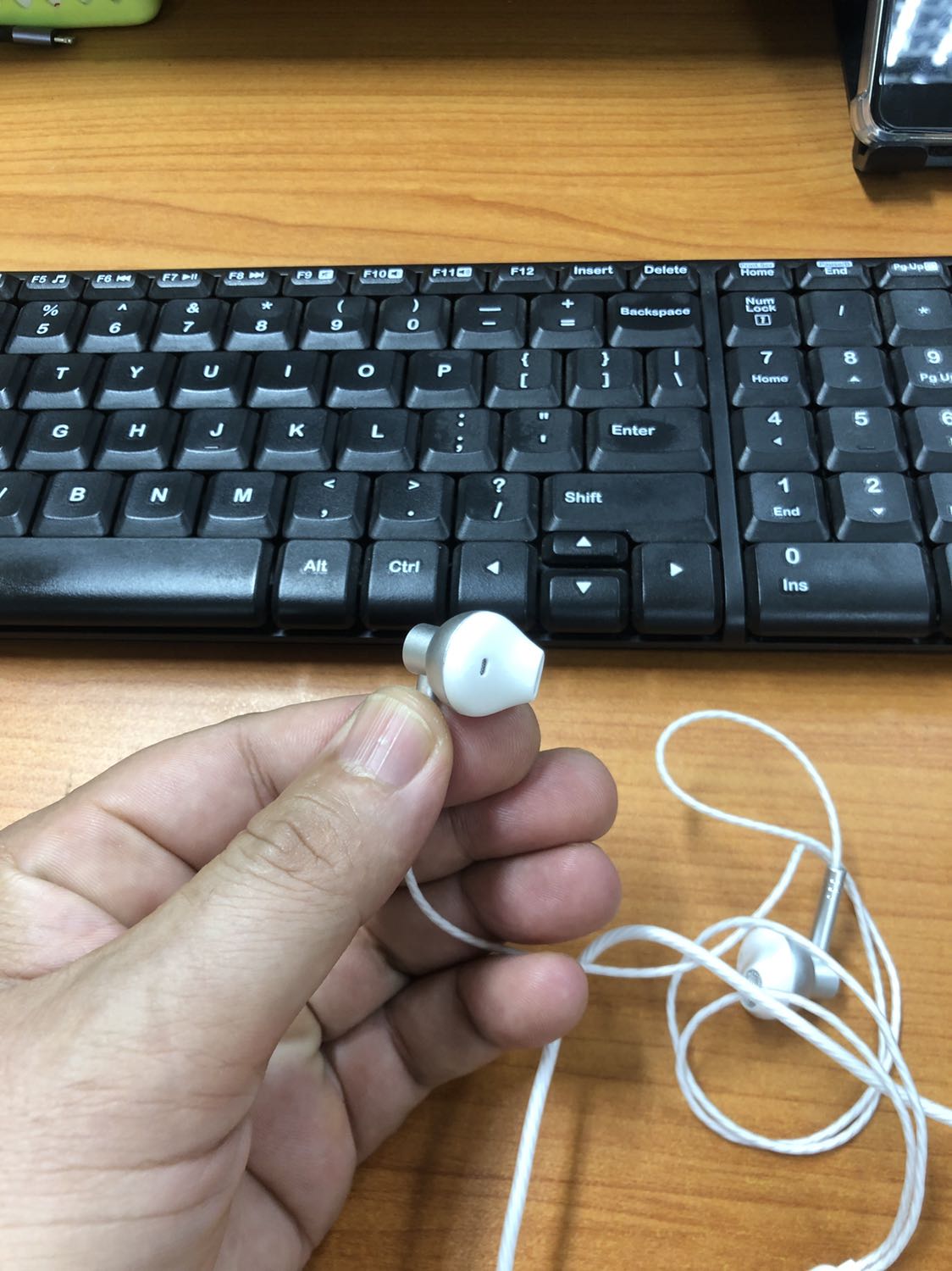 Hình thức đẹp,chất âm tạm ổn.không thể đòi hỏi tai nghe rẻ mà âm bass sâu được.