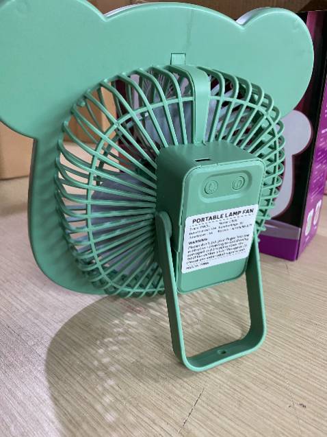 Lúc đầu mình nghĩ nó nhỏ mà nhận hàng về bất ngờ kkk nó cũng hơi to quạt cũng mát kh có tiếng ồn. Nên mua nhé 😙😗