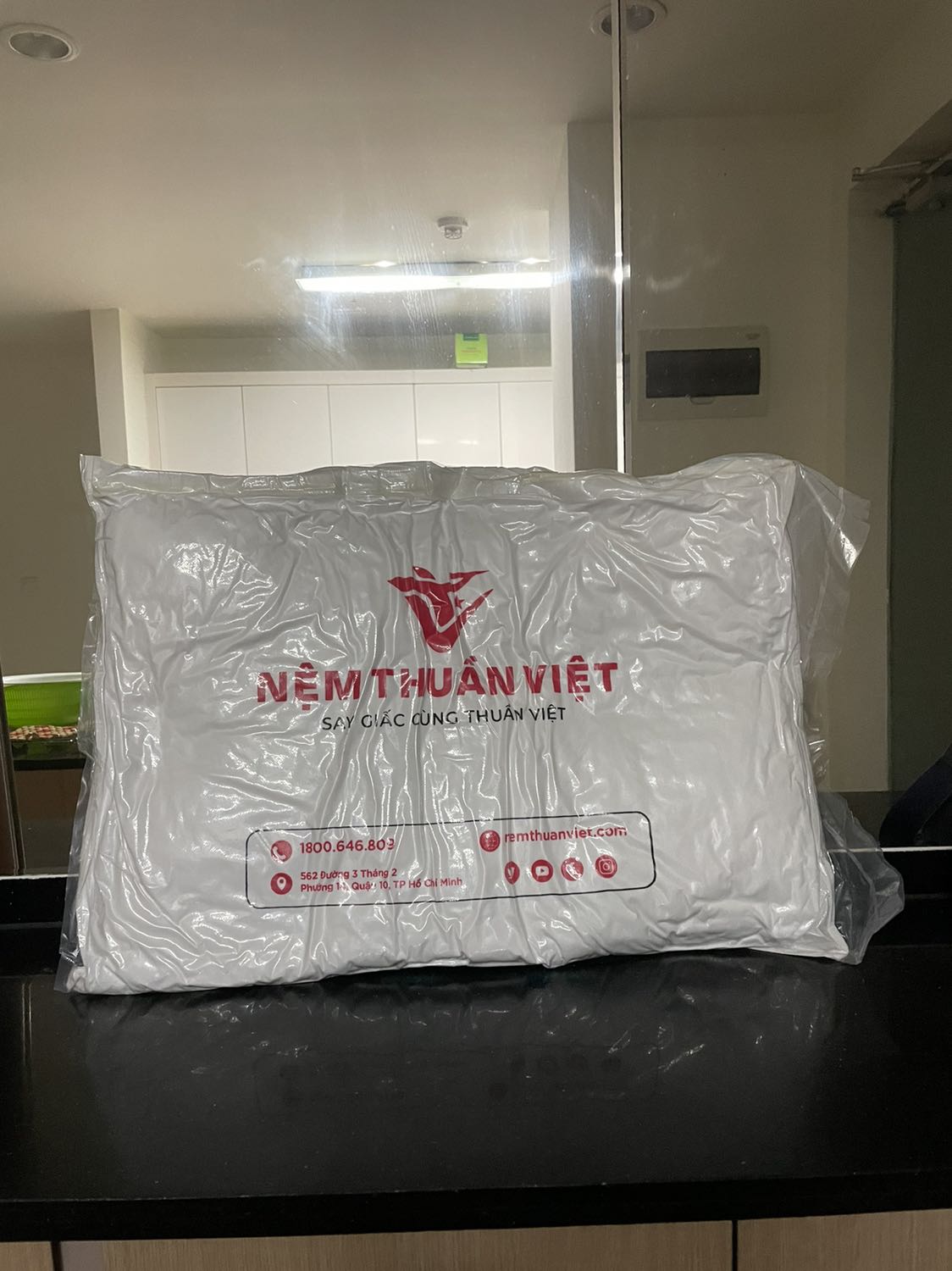 Bên Tiki giao lỗi hàng, ngưng mình liên hệ trực tiếp với sớm và được giải quyết nhanh chóng. Bạn nhân viên bên shop nhanh, gọn và xin lỗi khách hàng, đ qua giao hàng lại ngay. Rất đáng khen
Gối mềm, lông vũ ok nằm rất đã