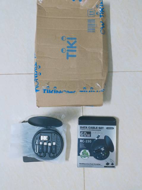 + Bên vận chuyển đi hơi lâu nhưng shop giao hàng cho họ nhanh chóng. Xin cảm ơn.
+ Sản phẩm nhựa cứng, cảm giác hơi mỏng manh nhưng gọn đẹp, tiện dụng, công năng đảm bảo. Các đầu nối gắn vào nhau/điện thoại/củ sạc chắc chắn. Mặt trên có dán chống xước nên mình cũng an tâm thêm chút. Mình dùng cổng Type C: Điện thoại không hỗ trợ sạc nhanh nhưng cáp này vẫn đảm bảo tốc độ sạc không thua kém cáp gốc chính hãng đi kèm điện thoại, truyền dữ liệu có cảm giác còn nhanh hơn cáp gốc. + Bên vận chuyển đi hơi lâu nhưng shop giao hàng cho họ nhanh chóng. Xin cảm ơn.
+ Sản phẩm nhựa cứng, cảm giác hơi mỏng manh nhưng gọn đẹp, tiện dụng, công năng đảm bảo. Các đầu nối gắn vào nhau/điện thoại/củ sạc chắc chắn. Mặt trên có dán chống xước nên mình cũng an tâm thêm chút. Mình dùng cổng Type C: Điện thoại không hỗ trợ sạc nhanh nhưng cáp này vẫn đảm bảo tốc độ sạc không thua kém cáp gốc chính hãng đi kèm điện thoại, truyền dữ liệu có cảm giác còn nhanh hơn cáp gốc.