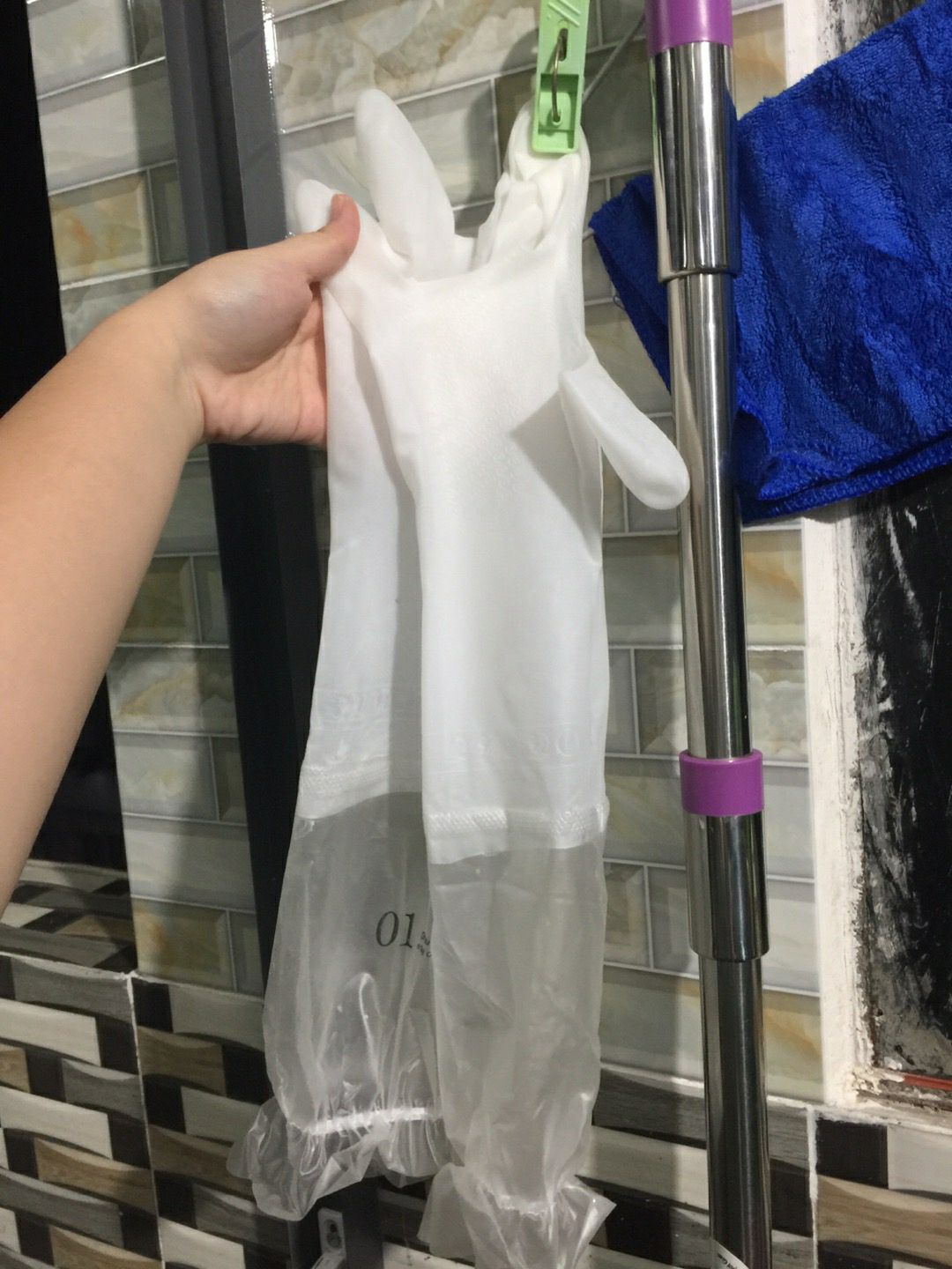 shop giao hàng đầy đủ, găng tay dài tới khủy tay, dai chắc. có lớp vải ở trong, mùa này rửa chén k sợ lạnh tay