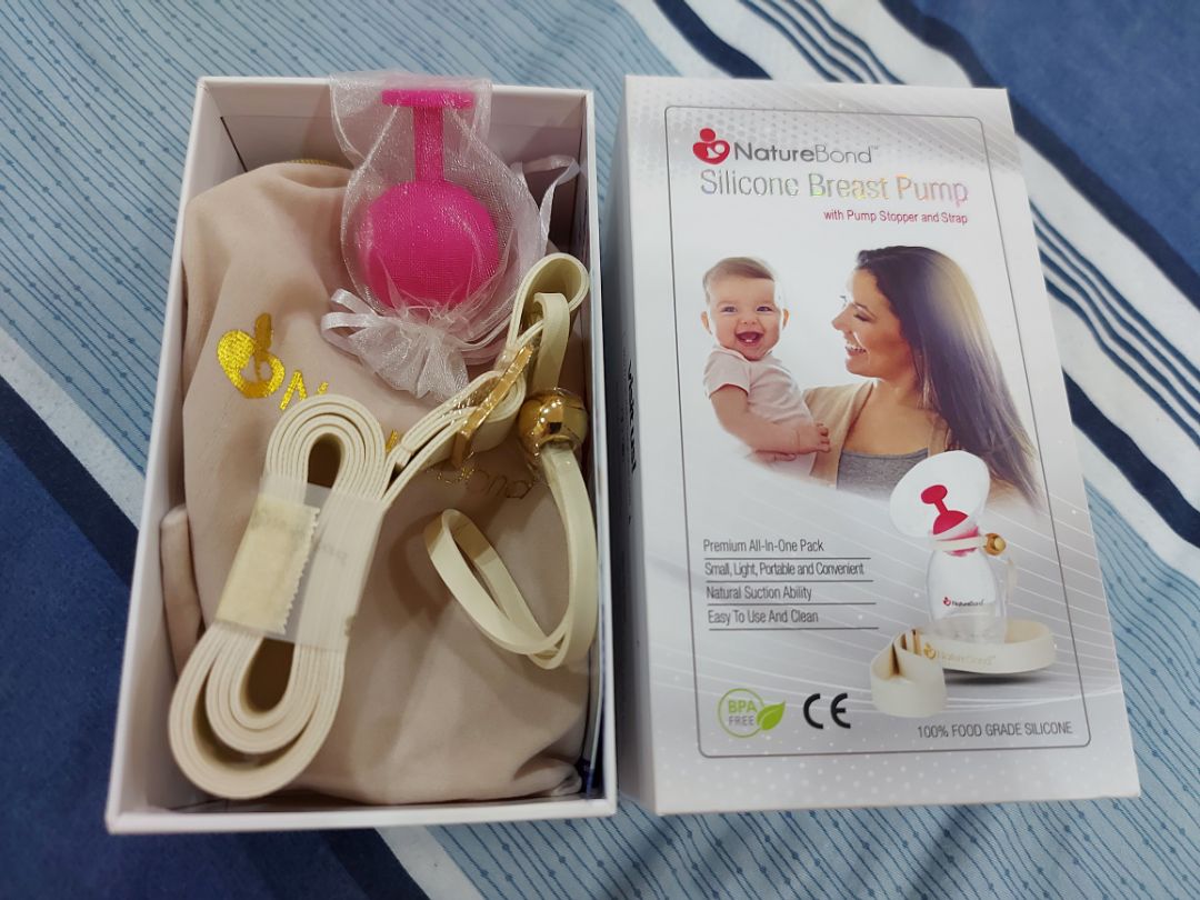 Giao hàng siêu nhanh, tối qua mình đặt mà sáng nay đã giao đến rồi. Cảm nhận khi mở hộp, nhỏ gọn, tiện lợi với đầy đủ phụ kiện. Sau khi dùng thử, cốc bám dính, hứng và hút sữa tốt, mình đi lại, ôm con thoải mái. Lượng sữa lấy được thì cũng gần tương đương so với máy hút nhưng thời gian thì hơi lâu nhé. Do vậy, tùy mục đích và công năng sử dụng mình thấy đây là 1 sản phẩm đáng mua vì tính tiện lợi, an toàn và hữu ích cho mẹ và bé không mất sức.