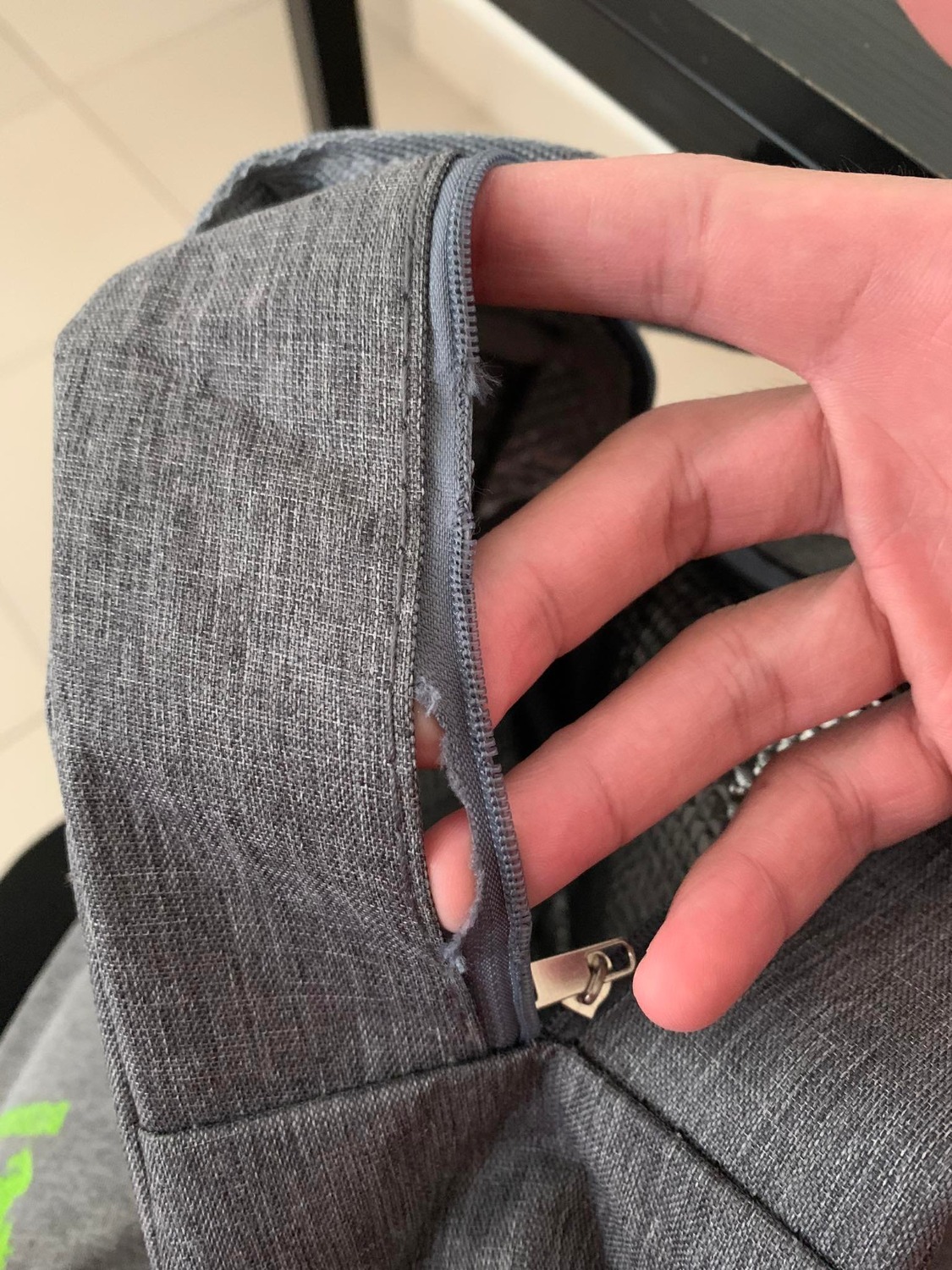 Mọi thứ đều ok ngoại trừ túi đựng cơm, bỏ tiền mua thêm cái túi mà nó lại rách và lại còn mất 1 đoạn khóa nữa nên hơi buồn xíu