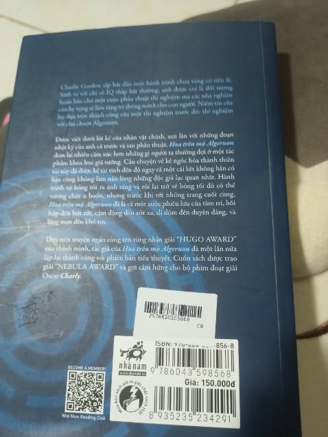 Chời ơi nếu tui nói sai thì cho xin lỗi chứ sách gì mà sai chính tả tùm lum, đọc ngứa mắt lắm luôn, giống như tui đang mua sách lậu vậy á. Màu trang in thì nhạt dần theo từng trang. Còn có mã vạch gì đó mà k check ra. Thực sự rất thất vọng.