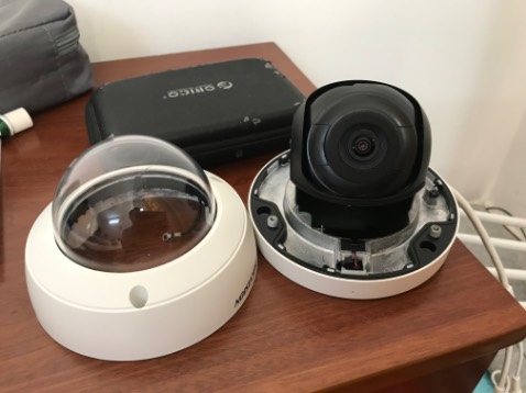 Camera tạm ổn, nhưng hoàn toàn khác hẳn hình giới thiệu, không hề có cái dàn đèn quanh mắt camera.