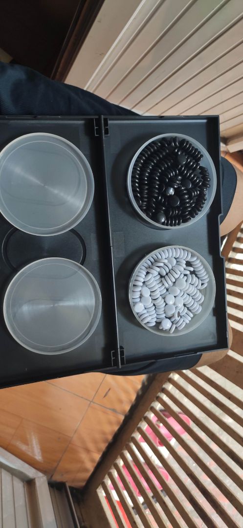 Sp đẹp,chất lượng tốt, nam châm dính chặt k bị rơi khi để nghiêng, bàn cứng cáp, quân cờ đầy đủ.Tiki giao hàng nhanh chóng