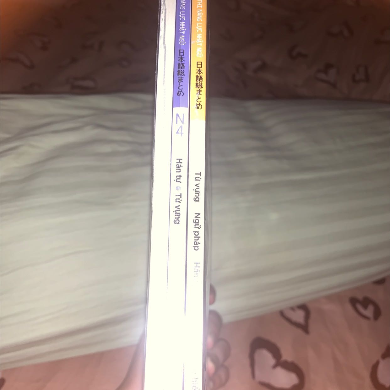 Sách cực xịn luôn á mng ui. Ship nhanh cực kì, còn được tặng cây bút mày hồng xinh xắn đáng iu cực kì. Giấy xịn lắm ạ. Chữ in rõ ràng mực đều màu rõ nét-không gì để chê.10đ ko nói nhiều