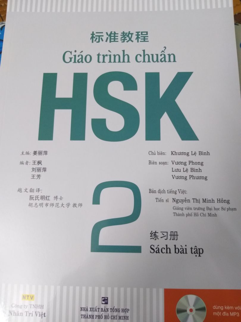 Giao hàng cực nhanh luôn. Mình đặt trưa T7, tưởng T2 mới có mà sáng CN đã giao đến rồi. Đóng gói chắc chắn, đẹp. Sách thẳng thóm, thơm tho, không bị rách/gãy, đầy đủ CD. Giá cả mua combo này rẻ hơn với giá gốc, mình còn áp mã khuyến mãi nữa nên rất ok luôn. Với được tặng thêm cả cây bút xinh xinh, hihi