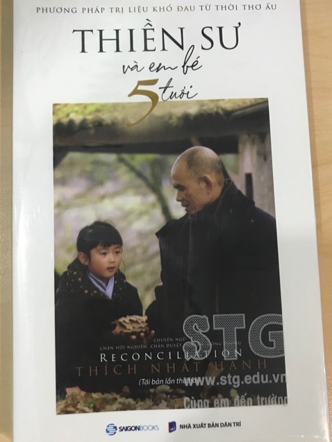 Nội dung nhiều tầng nghĩa, mỗi lần đọc lại nhận thấy nhiều ý nghĩa khác nhau, hướng dẫn cách đối diện với nhiều muộn phiền bị dồn nén theo thời gian. Trân trọng hơn những gì mình đang có.
Sách được gói cẩn thận khi gửi. Cảm ơn cửa hàng.
Chân thành cảm ơn “Thiền sư và em bé 5 tuổi”.