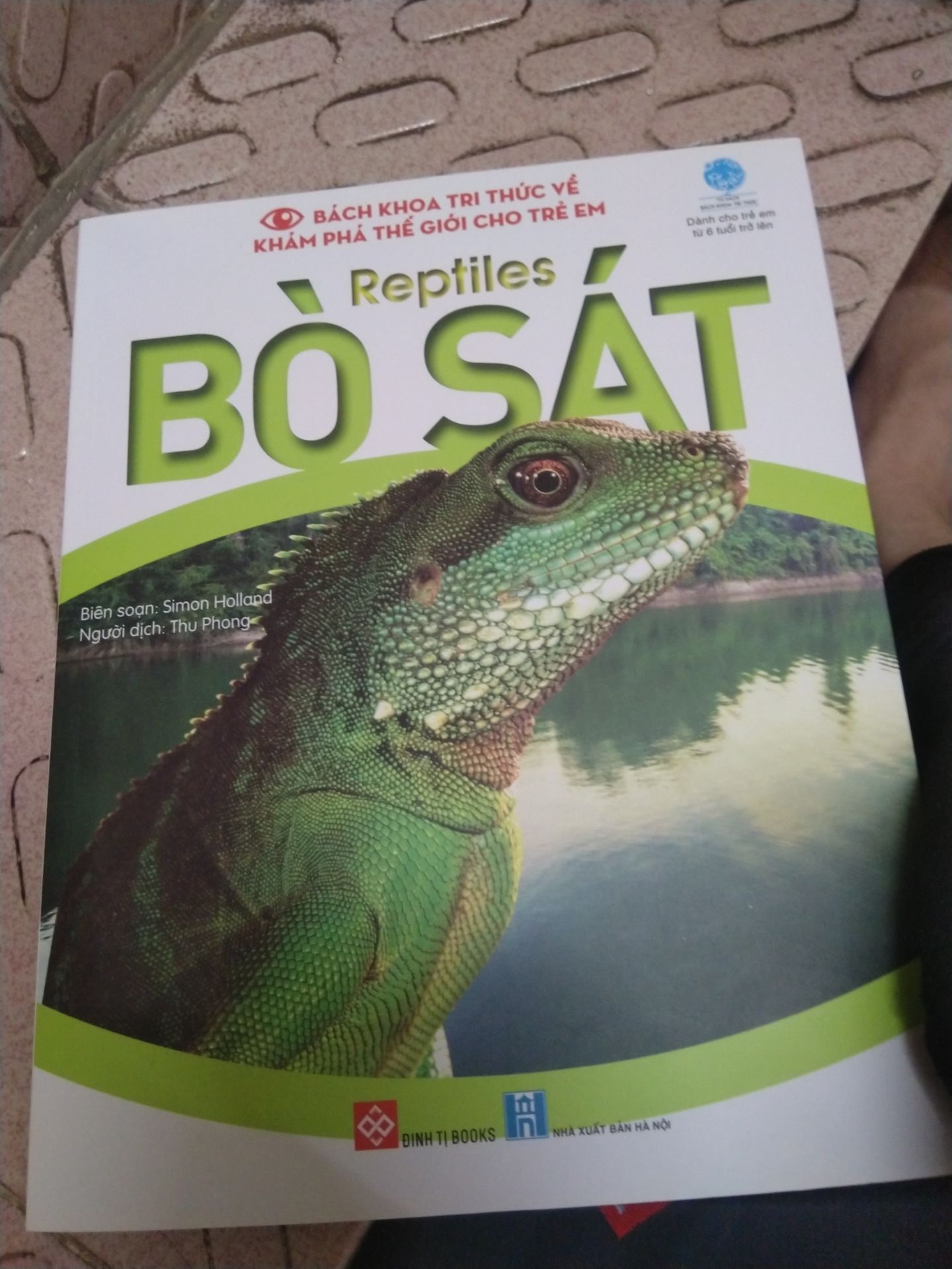 Cuốn sách bách khoa tri thức về bò sát cho trẻ em được nhà xuất bản Đinh Tị phát hành. Cuốn sách bổ sung các kiến thức rất bổ ích bên cạnh các kiến thức trong nhà trường, giúp trẻ em hiểu biết hơn về thế giới động vật.