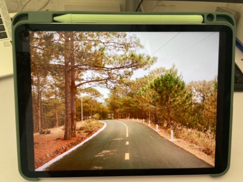 Ốp khá okie, chắc chắn. 
Nhưng cạnh trên chỗ gắn bút hơi lỏng nếu gắn bút có bọc case, nút tăng giảm âm sẽ hơi khó bấm chút. 
Nếu mọi người ko gắn case cho bút thì sẽ ổn nhé