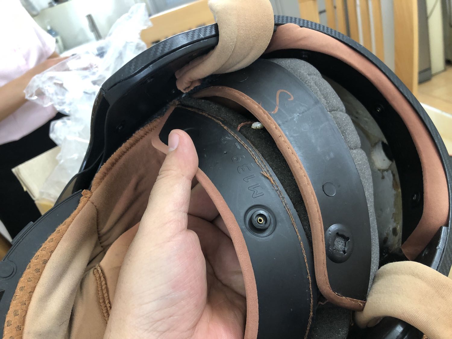 Nút khuy ko có mua về thay cái cũ mà cuối cùng cất cái mới mua mang cất! Nút khuy ko có mua về thay cái cũ mà cuối cùng cất cái mới mua mang cất!