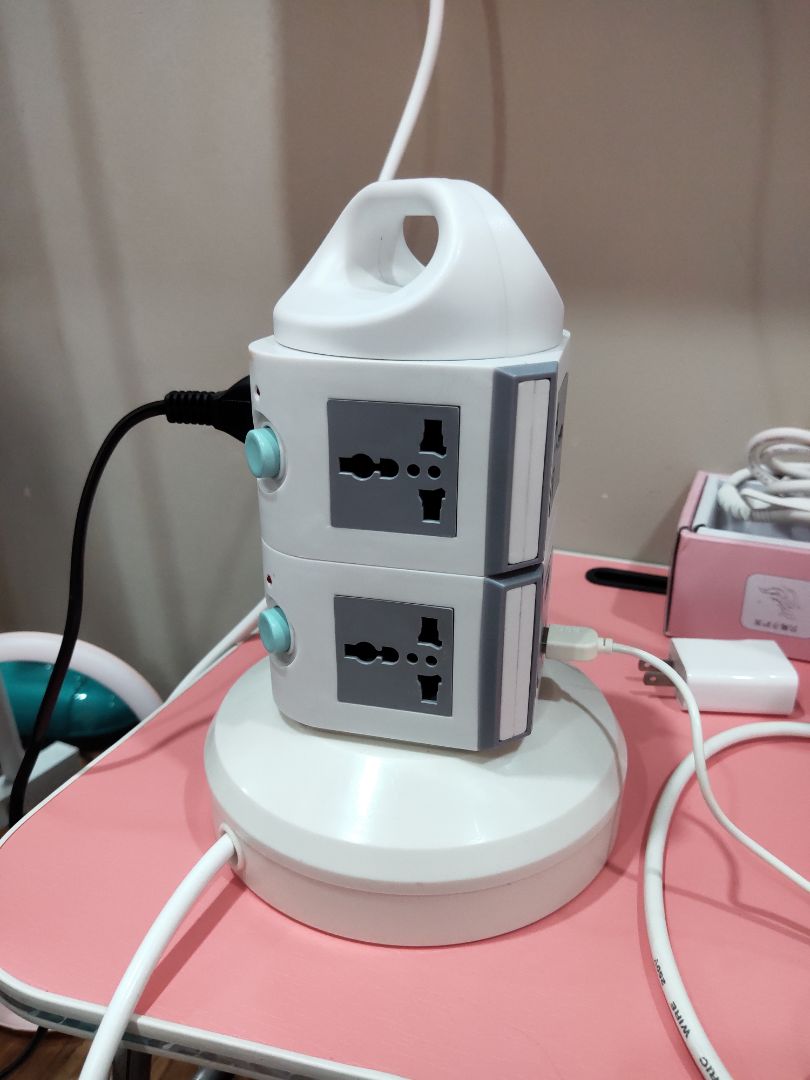 Một số vấn đề như sau:
+ Giao không giống màu trong hình
+ Ổ cắm điện này chỉ cắm được đầu cắm tròn. Đầu cắm dẹt hoàn toàn không ăn điện và lỏng lẻo. Một số ổ cắm còn bị hơi lỏng ngay cả với đầu cắm tròn. Nhà mình xài chủ yếu đầu cắm dẹt thì ổ cắm này thành ra không có tác dụng gì.