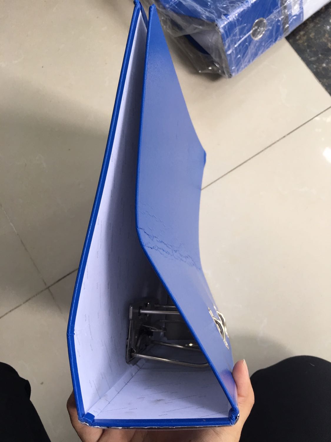 Đây là lần đầu tiên mua hàng bên Tiki mà sản phẩm mà bị lỗi. Không biết tại sao một sản phẩm bị lỗi nặng như vậy mà vẫn đóng gói giao cho khách. Mình mua số lượng hai cái thì bị cả 2. 
Do sơ suất nhờ người nhà nhận hàng mà không kiểm tra. Với trước giờ hàng Tiki thường chất lượng như hình & mô tả. Mình cũng có đọc review của khách trước nên an tâm đặt mua. 
Hy vọng Tiki Trading - đơn vị cung cấp xem xét lại trường hợp này.