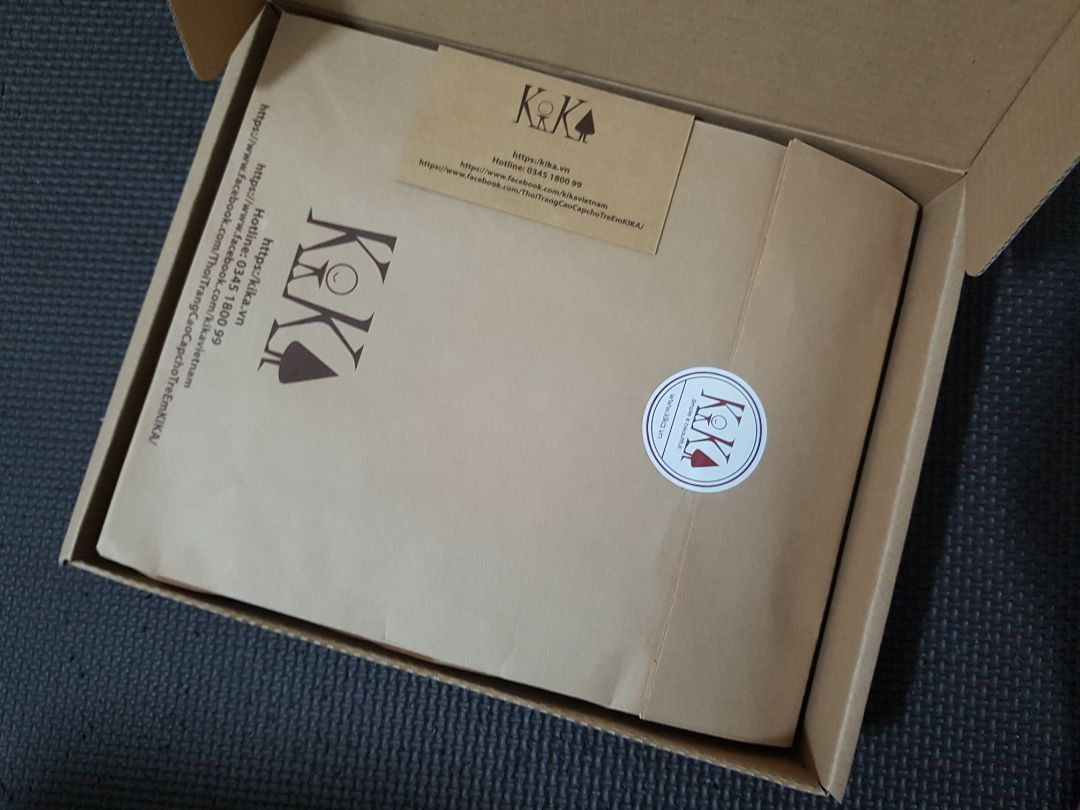 Cách đóng gói chỉn chu và thân thiện môi trường, nhìn gói hàng thực sự rất hài lòng. Đầm đẹp, đường may chắc chắn, không chỉ thừa. Mỗi đầm được đóng gói trong 1 hộp rất xinh. Brand VN mà tui tưởng của châu Âu không á trời. Xuất sắc! Ủng hộ tiếp nhaaaa