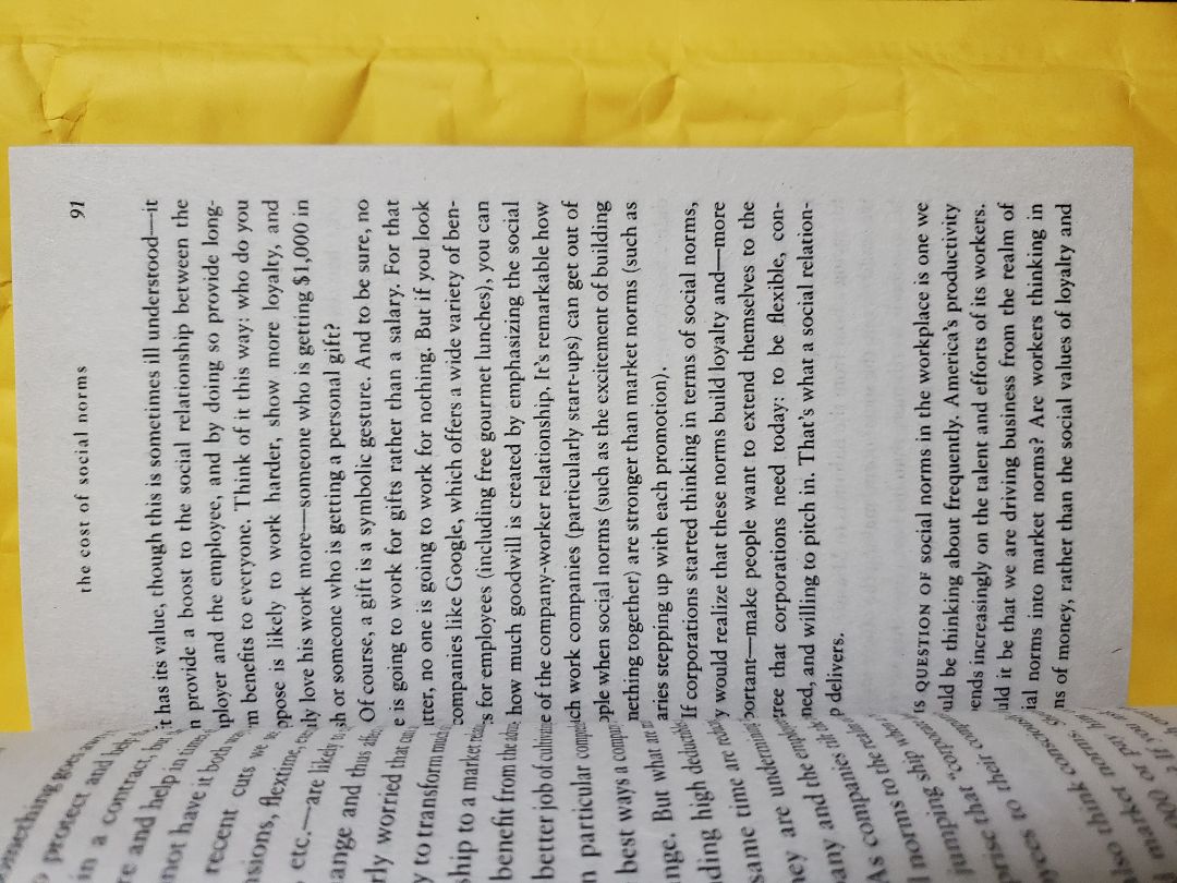 Shipper giao nhanh ngay trong ngày dù lúc giao cũng khá trễ, hơn 6h chiều rồi. Rất hài lòng.

Nhưng chất lượng sách thì tệ quá. Tệ nhất trong những cuốn sách ngoại văn mình từng mua. Chữ có những trang mờ nhòe (mình không hiểu sao chụp lên thì rõ hơn hẳn bên ngoài). Một số trang dính nhau phải dùng lưỡi lam rạch ra. Hình thức khác như bìa, góc, gáy thì mới ok không vấn đề gì. Chất lượng giấy thì mình quen rồi.