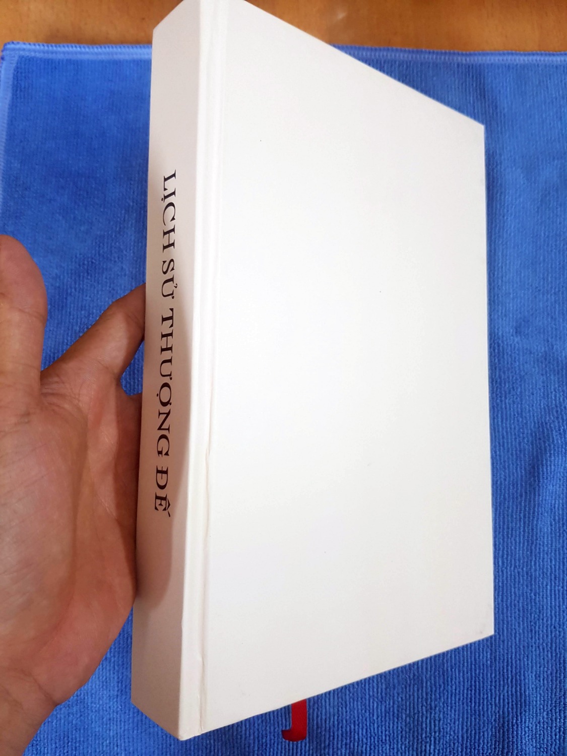 Sách dành cho những người có nền tảng về Tôn giáo, nhất là các Tôn giáo Độc thần...
Sách là một công trình công phu và mang lại nhiều kiến thức.

Sách đẹp và giấy đẹp, chữ rõ.

Khi mua sách, nên dùng tính năng bọc sách, nhìn sẽ sạch và đẹp hơn.
Mình mua nhưng k bọc, nên giờ hơi tiếc và sợ bẩn.

Sách dở một chỗ là bìa cứng thì k in mặt, chỉ có vỏ.... hơi tiếc.