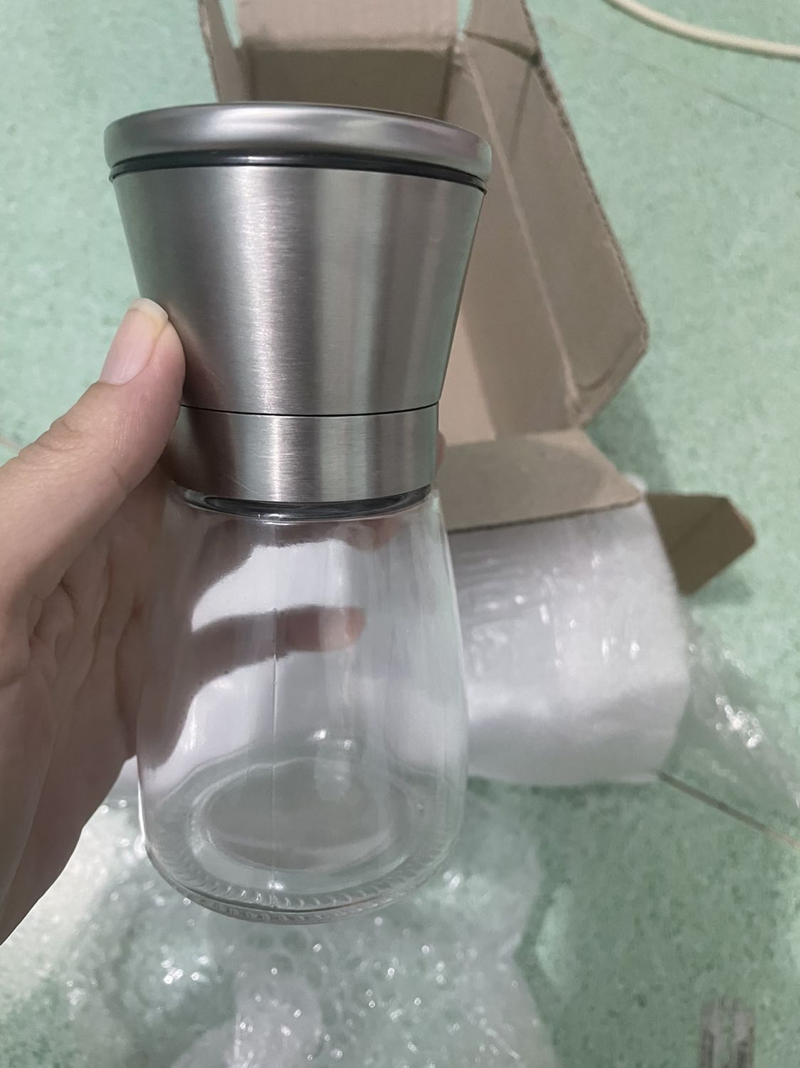 Hàng như hình. Phần đựng tiêu bằng thuỷ tinh khá dày, phần xay tiêu bằng inox phù hợp nhu cầu sử dụng trong gia đình. Tuy nhiên nếu vội nấu ăn thì cầm cẩn thận do hơi trơn dễ rơi vỡ