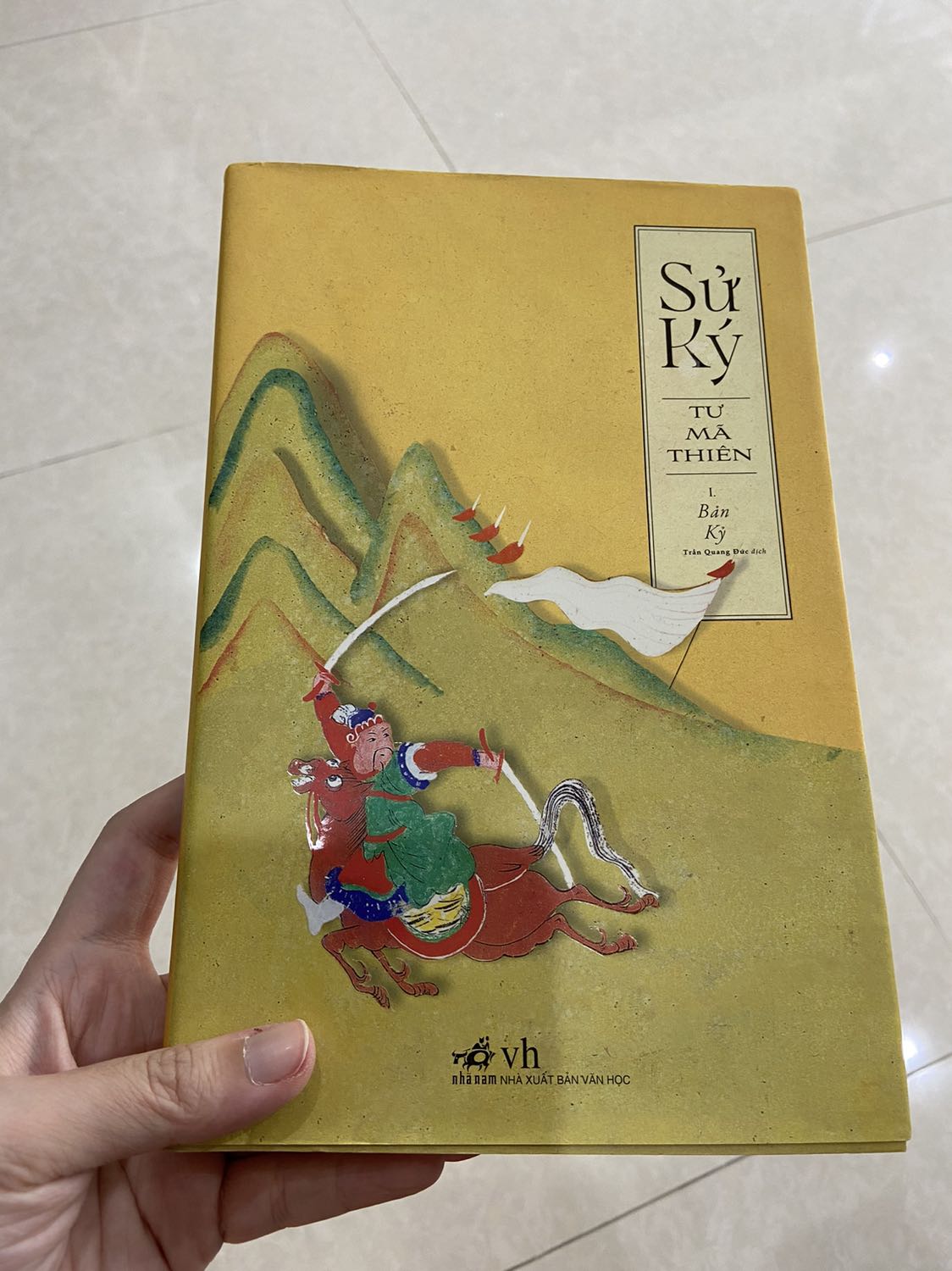 Sách đẹp, đóng gói rất cẩn thận.
Đặt tiki now tối hôm trc, 9h sáng hôm sau nhận được.
Bên trong sách dàn chữ dàn trang đều gọn, dễ đọc.
Đã đặt tiếp các tập tiếp theo trong bộ này :)