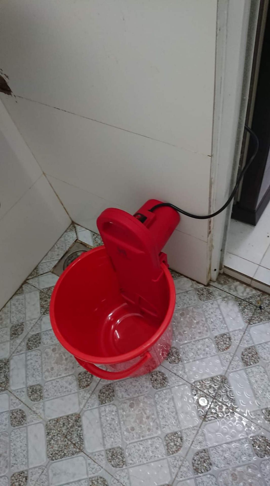 Mình mua giặt giẻ lau. Máy mạnh, giặt sạch, lưu ý phải đổ nước qua vạch min (qua cái quay) thì mới không văng tung tóe, và giặt lần ít thôi chừa không gian cho nước xoáy đảo đồ, nhét cứng ko đảo được á. Mình cứ vậy lật xô đổ nước, xong châm nước quay xả 2- 3 lần. Cuối cùng vắt sơ phơi. Ko bất tiện lắm so với giặt nùi giẻ bằng tay