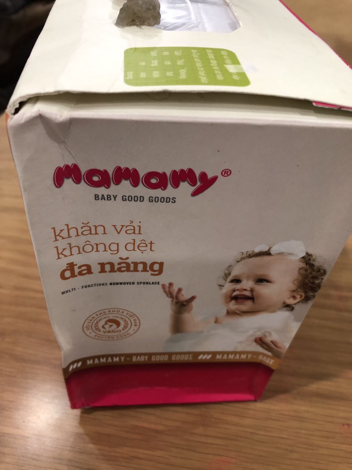 Hộp khăn toàn bụi và rớt mất nắp, chỉ còn keo dính mà cũng giao cho khách hàng được. Không hiểu shop mua bán kiểu gì nữa. Tôi liên hệ Tiki trả hàng nhưng chưa ai nhận cuộc gọi.