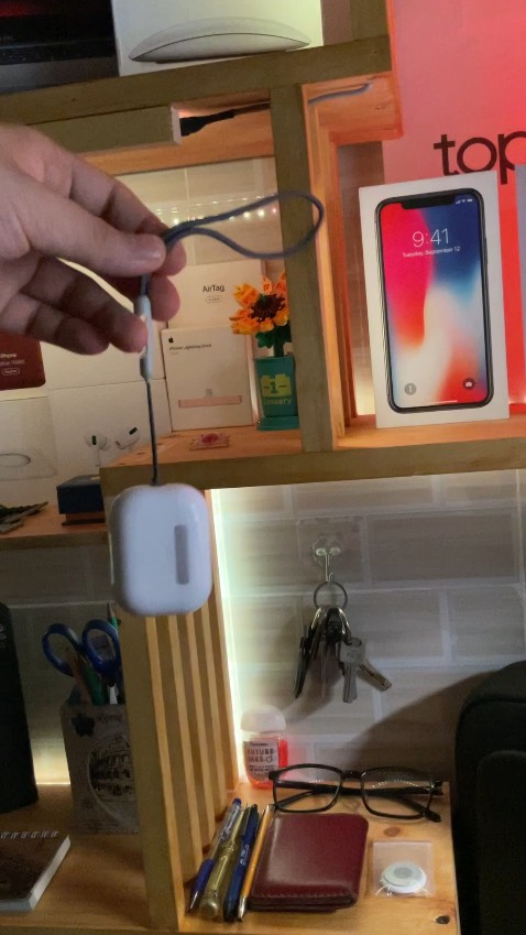 Dây nhìn khá giống thật nhưng giá có vẻ cao… dây cứng.. gắn vào tiện móc đâu móc.. mình hay móc vô balo…