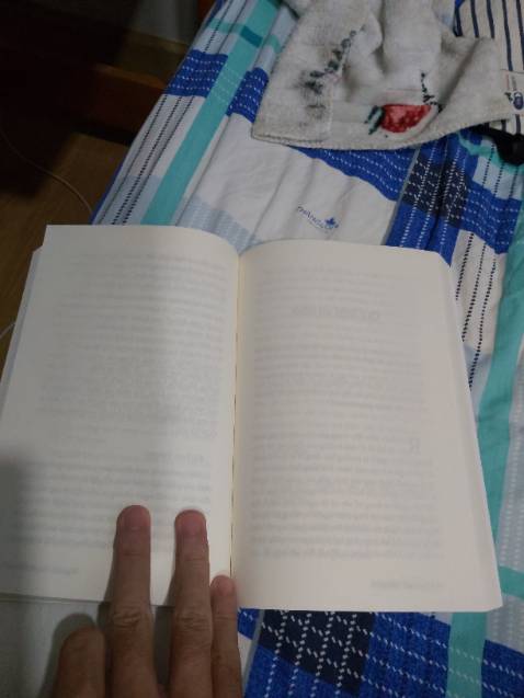 Sách bị lỗi chính tả khá nhiều và mất 1 vài trang (từ trang 145-152). Hi vọng nhận đc phản hồi của shop để giải quyết vấn đề này