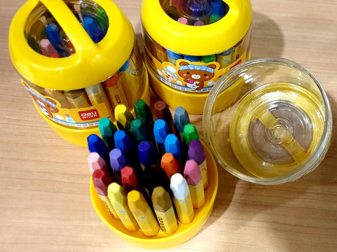 Bộ màu sáp đựng trong hộp nhựa rất xinh, màu sắc hộp tươi, bo tròn, an toàn cho trẻ nhỏ. So với giá 39k hộp màu rất đáng tiền. Mình rất không thích kiểu màu sáp đựng hộp giấy hay khay nhựa rẻ tiền, trẻ dùng vài bữa là rách nát hết cả.
Như mọi khi, tiki ship nhanh, đóng gói cẩn thận!!