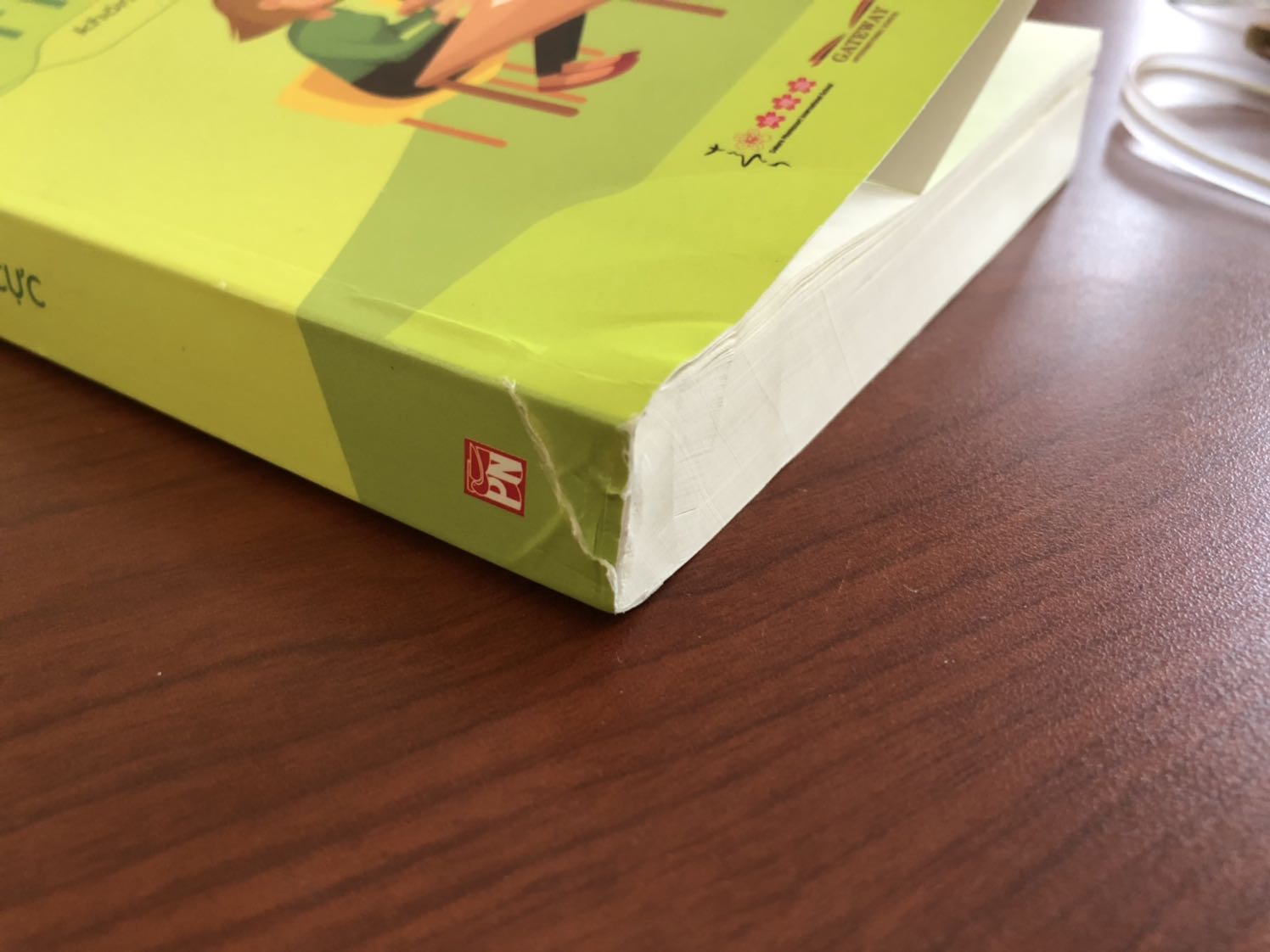 Sách bị móp( góc hộp có lỗ hổng rách mà mình quên ko chụp ). Nội dung chính đã xem qua khá hũu ích, có điều sách đóng chưa chỉnh chu lặp lại số lượng trang lớn từ trang 65 đến trang 72 và từ trang 73 đến trang 80