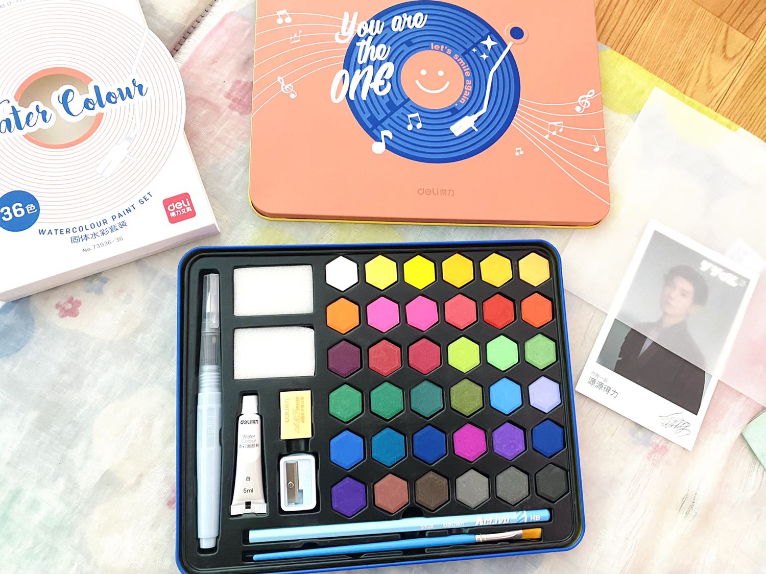 Đóng gói đẹp, mở hộp màu ra cũng đẹp luôn.
Có điều ko có vỉ pha màu nha mng, mình nghĩ ai cần thì đặt mua chung đơn cho tiện, lúc đầu mình tưởng có chung bộ nên ko đặt thêm hic Đóng gói đẹp, mở hộp màu ra cũng đẹp luôn.
Có điều ko có vỉ pha màu nha mng, mình nghĩ ai cần thì đặt mua chung đơn cho tiện, lúc đầu mình tưởng có chung bộ nên ko đặt thêm hic