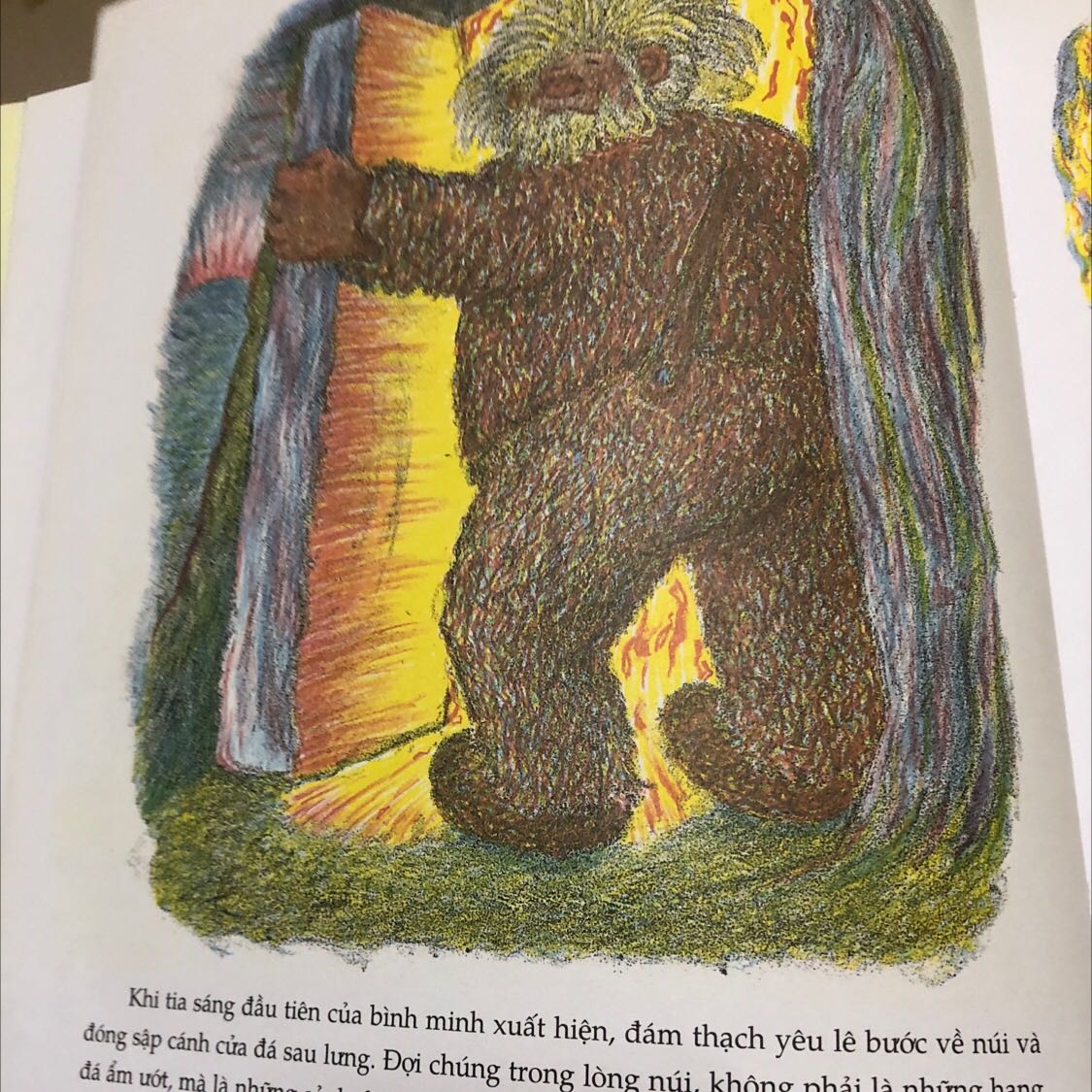 Sách tranh ảnh này dễ thương lắm nè. Sách này kể về thần thoại Bắc Âu, cụ thể là bọn Thạch yêu. Sách khổ to, nhiều hình minh hoạ đầy màu sắc, nên các bậc phụ huynh có thể mua cho con đọc nha. Còn mình tuy lớn rồi nhưng vẫn mê truyện nên chấm cuốn này 5 sao nhé!