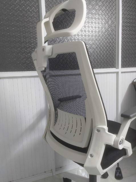 Ghế ngồi êm, khá chắc chắn, dễ lắp ráp nhưng không ngã ra phía sau được