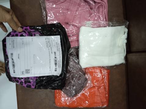 Giao hàng Sai cả 3 bộ. Giáo hàng tào lao toàn đồ cũ . Shop *** *** gạt. Tôi yêu cầu trả hàng ngày lập tức. Tiki nên xử lý mất uy tín quá