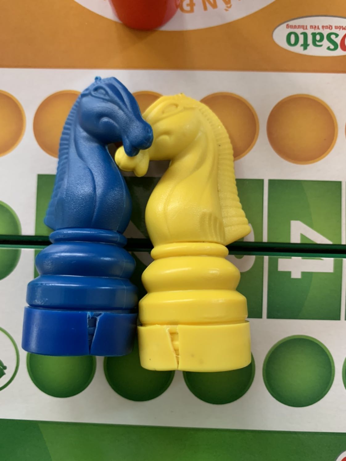 Fahasa dong goi sp de van chuyen rat can than.
Chat luong sp tuong doi .
Ban co va con ngua chac chan nhung chuong ngua qua nho so voi con ngua .
*** con ngua khong duoc dong goi nen dan den bi  vỡ va trầy xước trong qua trinh van chuyen.