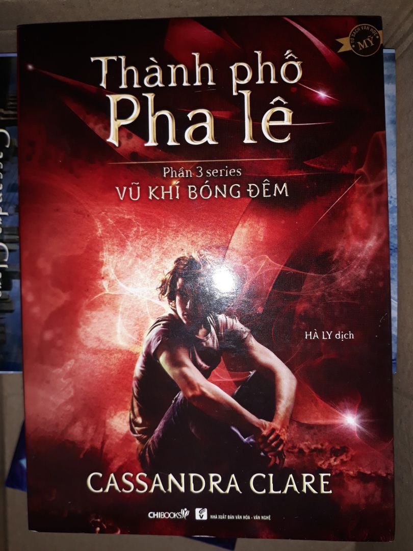 Trước mình có mua nhiều sách của Chibooks rồi nhưng mà lần này chất giấy làm mình thất vọng cực kỳ. Mình cảm nhận là giấy không được dày như lúc trước nữa. Nhưng mà quyển số 3 này vẫn còn đỡ, quyển 3 là loại giấy hơi ngà vàng, đến quyển số 6 thì cực kỳ tệ luôn ấy, quyển 6 có giấy màu trắng xanh, đọc mỏi mắt, giấy lại mỏng, nói chung là cảm giác tệ hơn cả giấy photo nữa. Quyển 3 này mình sẽ cho 4 sao thôi.