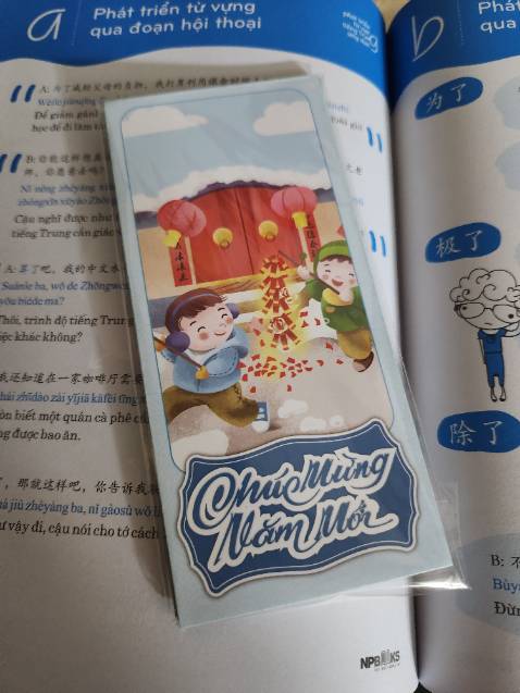 Shop gửi quà là 1 quyển truyện và bao lì xì rất xinh. Cảm ơn shop