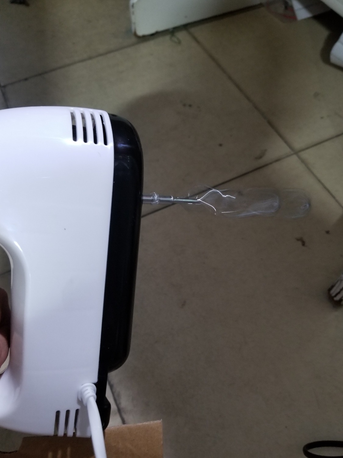 Mình vừa hỏng mất máy đánh trứng lock and lock sau 5 năm sử dụng rất tiếc
nên mình lên Tiki mua máy khác.
thấy máy này khá rẻ nên mình mua về *** thử
mua về mở ra cắm ngay có những điểm như sau
1. hàng giống hình 
2. thương hiệu giống
3. Hộp hơi móp chắc do vận chuyển
4. Mình cắm vào thử thì máy khá mạnh nhưng không êm lắm còn hơi lắc
5. Có 4 que đầy đủ

trong tầm giá này thì okay còn ai muốn thật sự chất lượng thì mua tầm 2 triệu
tiền nào của đó mà