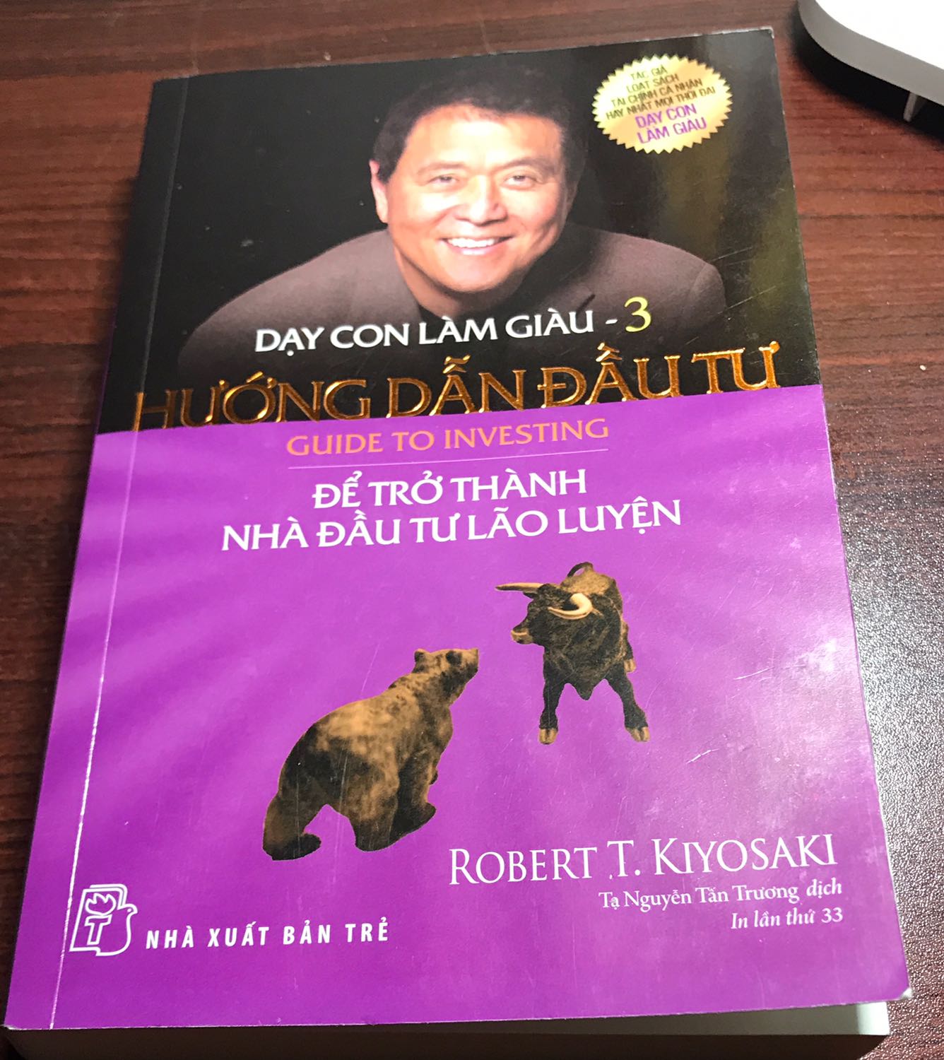 Một cuốn sách đáng đọc. Tác giả chỉ ra có bao nhiêu loại nhà đầu tư, trong kim tứ đồ bạn nên bắt đầu từ đâu để có thể làm giàu,... còn nhiều kiến thức các bạn có thể mua đọc biết được. 

Lời văn dễ hiểu và dễ tiếp cận với người mới (như mình). Mình đánh giá cuốn sách này người muốn tìm hiểu về tài chính nên đọc.