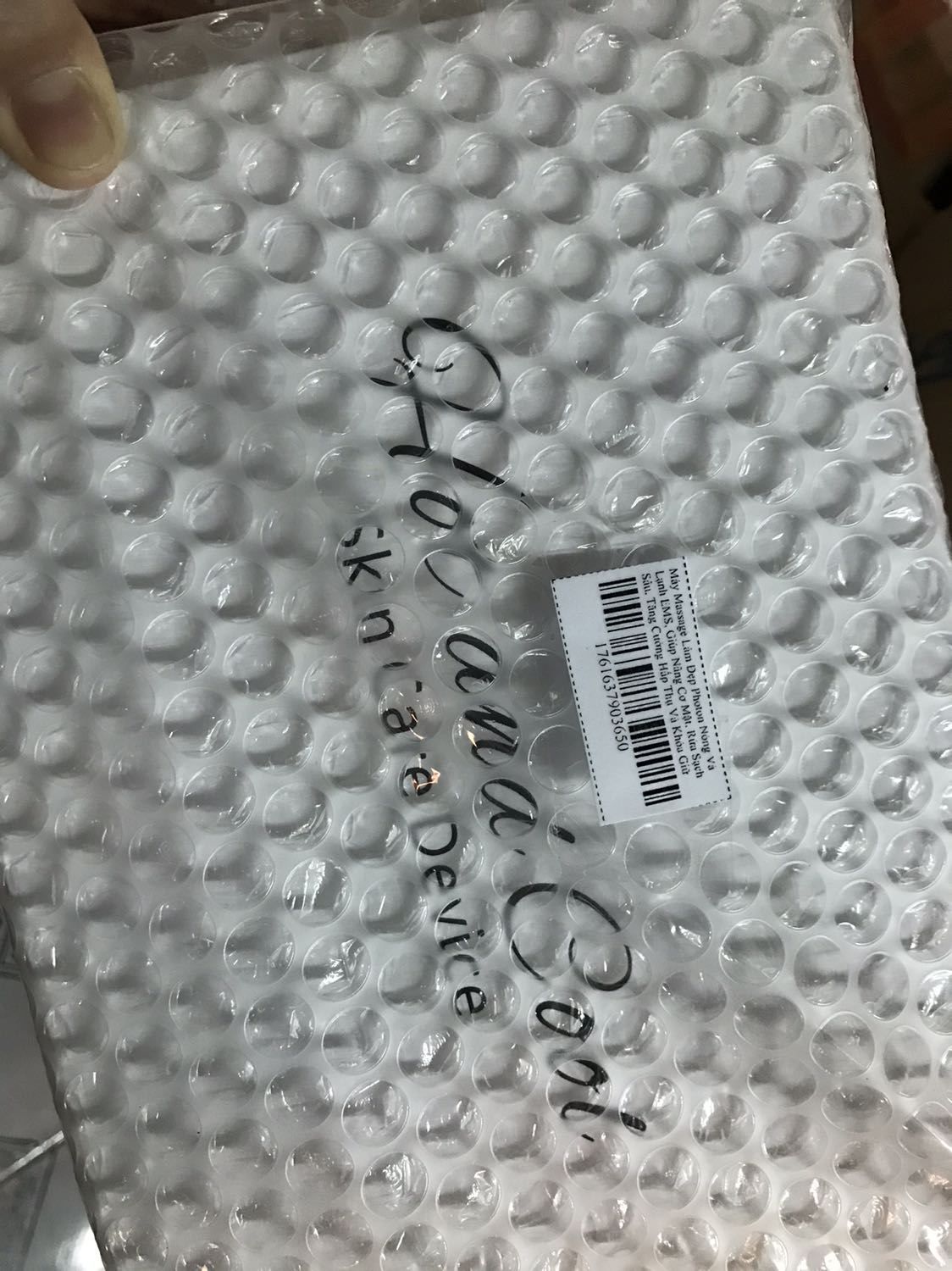 Chưa cần biết sử dụng lâu dài có giúp cải thiện làn da hay không, nhưng cách Tiki đóng gói, giao hàng và cách Shop chăm sóc khách hàng thông qua bảng Hướng dẫn sử dụng là đã thấy ưng hết sức rồi.
Lần đầu sử dụng nên có phần hơi hoang mang, phân vân nhưng nhờ Bảng HDSD của Shop mà thấy đỡ “hai lúa” lắm luôn.
Sản phẩm đẹp, cầm mướt tay.
Cám ơn Tiki và shop Beauty Channel nhé.