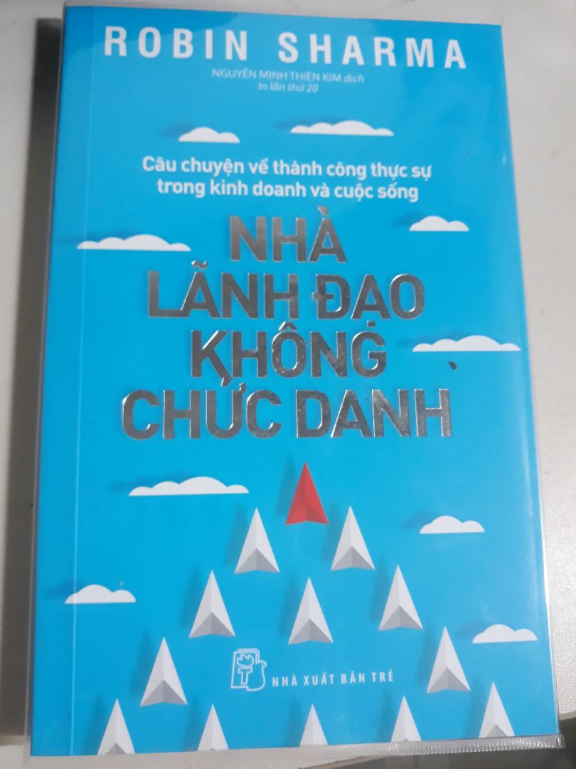- Mình rất thích tác giả Robin Sharma và những tác phẩm của ông. Tất cả đều được chuẩn bị rất công phu về phần nội dung, chất lượng về mặt dùng từ và cách truyền đạt lại cực kỳ đơn giản và dễ hiểu. Có lẽ thói quen lớn nhất của ông khi viết sách là truyền tải qua những câu chuyện để người nghe ko bị áp lực tâm lý và cảm thấy thoải mái khi phải tiếp thu những nội dung nặng nề và hàn lâm. Nếu thích học các chiến lược cao siêu mà đơn giản thì Robin Sharma là bậc thầy truyền thụ với kiến thức vô cùng uyên thâm.
- Về nội dung sách thì mình khuyên các bạn nên nghe sách nói trước khi mua để cảm nhận giá trị của tác phẩm. Mình đã nghe sách nói ko dưới 5 lần trước khi quyết định mua sách này vì giá trị mà nó mang lại. Câu chuyện về chàng trai Blake sau khi gặp Tommy cùng 4 người thầy truyền dạy về bí quyết để trở thành một nhà lãnh đạo đích thực nhưng ko cần chức danh sẽ khiến bạn một lần phải nhìn lại bản thân nếu muốn sống tốt hơn, làm việc tốt hơn, cống hiến nhiều hơn và có giá trị hơn. Cuộc sống luôn rất công bằng nhưng ko phải theo cách bạn muốn mà là theo nó và các quy luật của nó. Muốn trở nên tốt hơn và giỏi hơn bạn buộc phải học và hiểu rõ luật chơi và phải trở thành người học trò xuất sắc.
- Tiki luôn là một kênh mua sắm tốt đặc biệt là mảng sách với giá tối ưu, book care bọc sách đẹp và giao nhanh. Cảm ơn Tiki rất nhiều về điều này vì đã luôn ủng hộ và góp phần phát triển văn hóa đọc.
- NXB Trẻ là một Nxb tốt đầu tư rất hoàn chỉnh ko chỉ cho quyển sách này mà còn rất nhiều những sản phẩm 'đọc' khác của họ cả về hình thức bìa rất đơn giản nhưng bắt mắt, nội dung sách hay và chọn lọc. Và một điểm cộng lớn nhất của Nxb Trẻ theo mình là đầu tư chất lượng giấy in tốt, gáy đẹp và phần Tem mã để chứng minh sách "gốc" nhưng giá mềm. Cảm ơn Nxb Trẻ cùng đội ngũ tác giả, dịch giả rất nhiều!