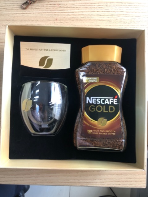 Hộp đẹp, đem đi biếu tặng rất Oki. Cafe này vị hơi chua chút, cốc tặng kèm thủy tinh 2 lớp nhẹ mà cách nhiệt tốt, mua đúng đợt giảm giá hết 182k cho cả hộp 200gram quá rẻ, mà hạn sử dụng vẫn dài