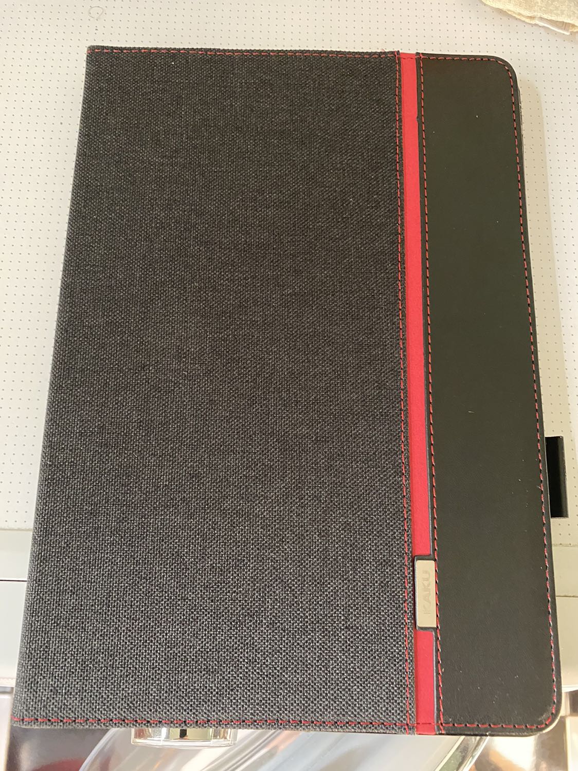 Bao da dùng vừa vặn cho IPad 10.2. Chất liệu vải tốt, chắc chắn. Mình rất ưng ý. Cảm ơn Tiki