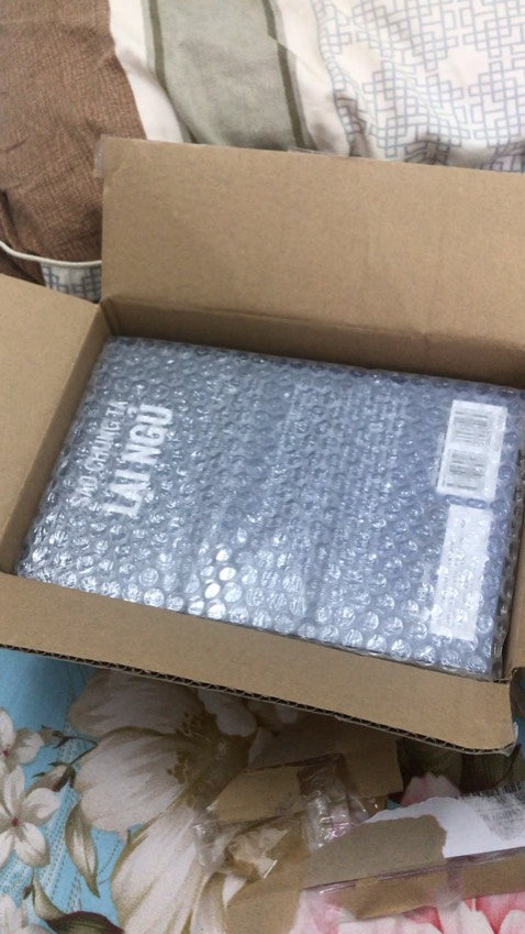 Giao hàng rất nhanh,tuy ở tỉnh lẻ nhưng 2 ngày đã nhận được hàng.Sau khi unbox thì cảm thấy vô cùng bất ngờ vì sách được bao bọc vô cùng cẩn thận (có thể thấy như trong ảnh) khiến mình rất hài lòng.Mặc dù chưa đọc nhưng cho hẳn 5 sao về mặt chuẩn bị. Giao hàng rất nhanh,tuy ở tỉnh lẻ nhưng 2 ngày đã nhận được hàng.Sau khi unbox thì cảm thấy vô cùng bất ngờ vì sách được bao bọc vô cùng cẩn thận (có thể thấy như trong ảnh) khiến mình rất hài lòng.Mặc dù chưa đọc nhưng cho hẳn 5 sao về mặt chuẩn bị.