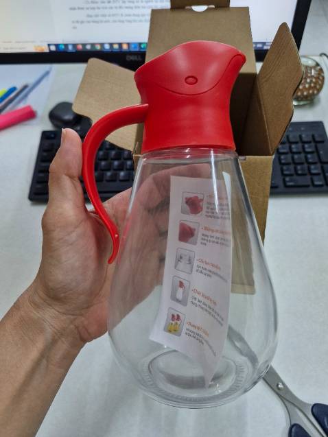 Bình 550ml, cầm chắc chắn. Còn được tặng dây cột tóc có con mèo nhờ đánh 5 sao dễ thương ^^