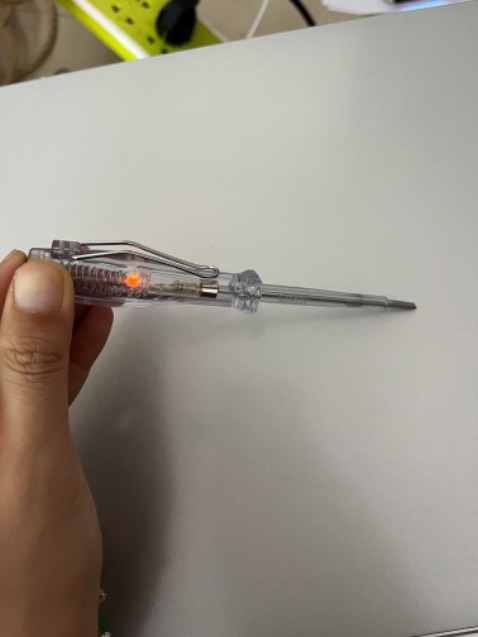 Mới cắm điện chưa dùng đã thấy rò điện. Đề nghị đổi trả. Mới cắm điện chưa dùng đã thấy rò điện. Đề nghị đổi trả.