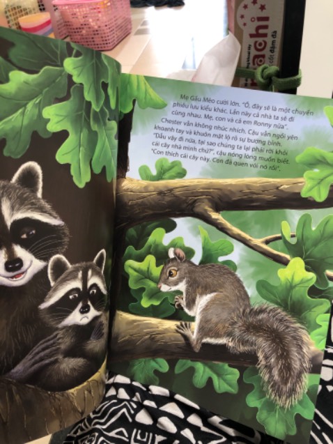 Sách thật nên rất đẹp! Nội dung sâu sắc, được lồng ghép vô câu chuyện Chester phải rời bỏ nhà đang ở đi nơi khác, vì cây sắp bị chặt!!
Viết hay, tiếng Anh và dịch tiếng Việt cũng rất hay! Phù hợp cho bé từ 5+ tuổi trở lên, vì chữ khá dài so với bé 3 tuổi