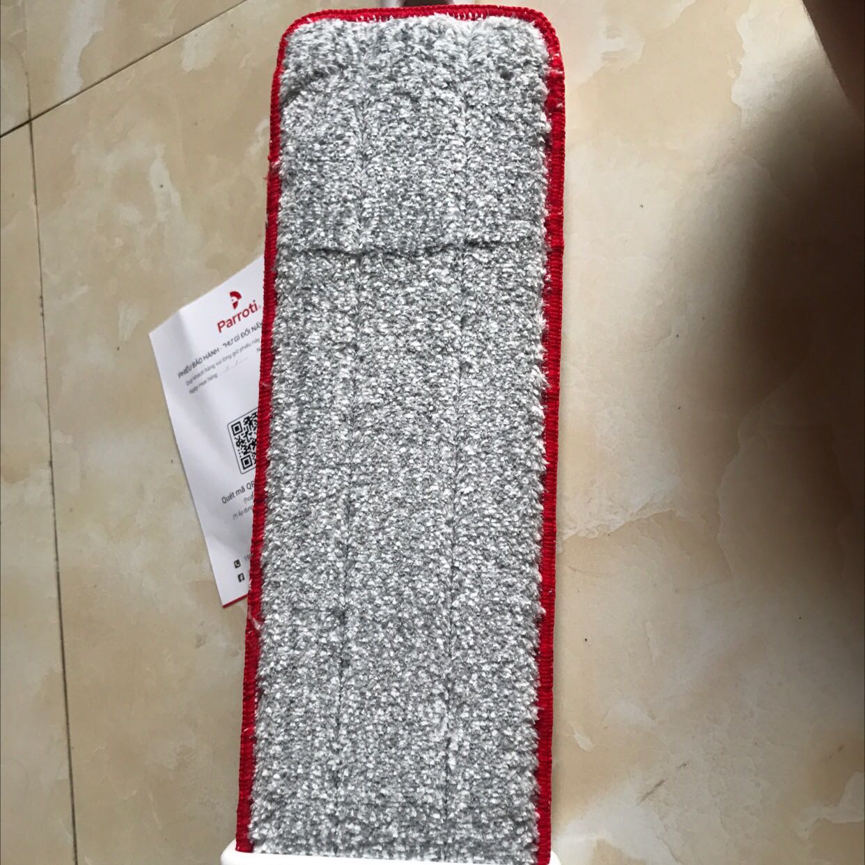 Đây là lần 2 mình mua cây lau nhà này rồi, chắc chăn, chất liệu thấy xịn xò nha nhám nhám xịn tuy là màu trắng nhưng ko bám bẩn, được tặng thêm 1 miếng lau nữa, đang có chương trình hoàn tiền 5% nên càng rẻ hơn, nhưng hơi tiếc là cái logo trên cây lau nhà thì không được in trực tiếp mà dùng dcan trong để dán, mới đầu mình tưởng là hàng ko ok, nhưng khi check mã qr thì đường dẫn chạy về *** của hãng nên cũng yên tâm, trên đầu thì có móc treo có thể xoay 360o tiện nha, nên mua sp