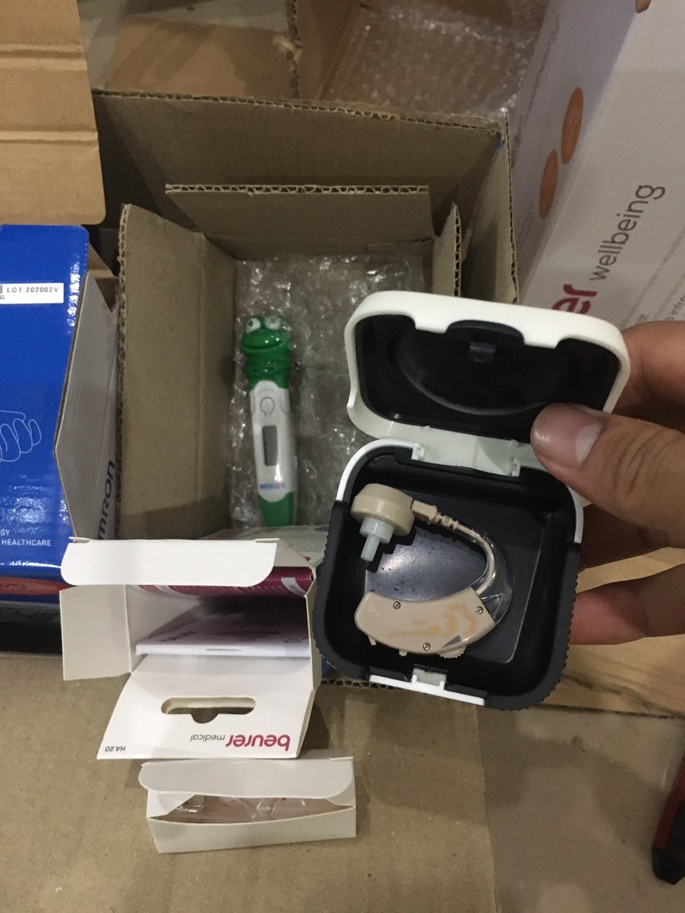 Giao hàng nhanh, máy nhỏ gọn, âm thanh nghe rất trong, có đầy đủ quà tặng như trên hình. thêm pin dự phòng thì quá yên tâm